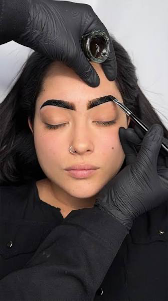 Aplicação de henna e tintura nas sobrancelhas